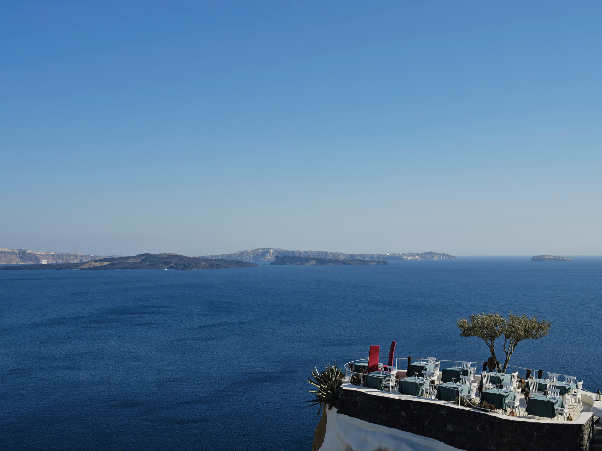Restaurace na útesu nad Egejským mořem na Santorini